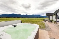 Kalispell Mountain Getaway w/ Hot Tub & Fire Pit! - 民泊