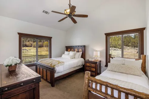 Group Cabin + Lake and Mountain View Pet-friendly, Fireplace, Games, Loft