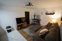 Pet Friendly Fully Furnished and Private 1 Bedroom Flat Hotel a Fond du Lac