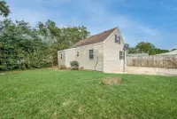 Comfortable & Private 2 Bedrm Cottage w/ King bed.