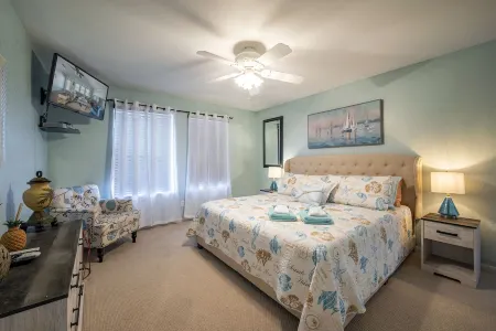 Cozy Beach House with Fantastic Beach and Bay View!