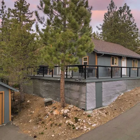 Cozy 2BR Fawnskin Cabin Big Bear Lake, Hiking Trails & Snow Summit Nearby