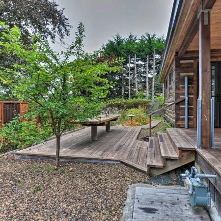 Quiet & Cozy Eureka Home Near Sequoia Park & Zoo!