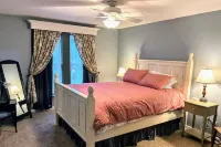 Historic Charm- 4 bedroom house in wonderful Fortuna with hot tub