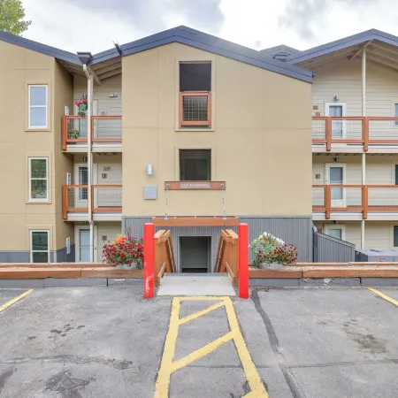 Silverthorne Condo w/ Lake Views: 10 Mi to Skiing!