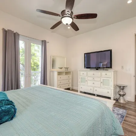 Gorgeous 4-bedroom house steps to Historic Folsom's Sutter Street & Lake Natoma