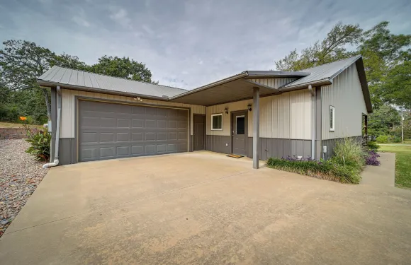 舒適的Checotah度假屋，帶露台近尤法烏拉湖