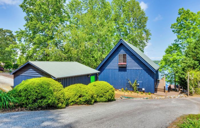 Beautiful Lake Keowee Home w/ Boat Dock & Fire Pit