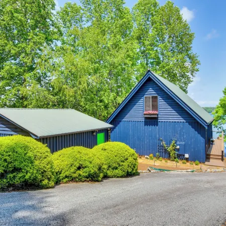 Beautiful Lake Keowee Home w/ Boat Dock & Fire Pit