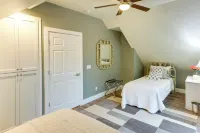 Sheboygan Getaway w/ Deck + on-Site Lake Access! - balcony