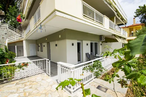 Eleni Seafront Apartment by Rentalspro