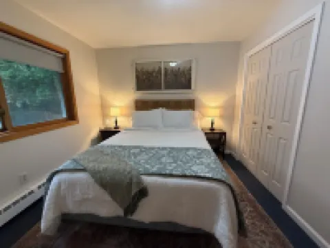 Peaceful cabin hideaway with fire pit & hot tub only 3 blocks from Walloon Lake