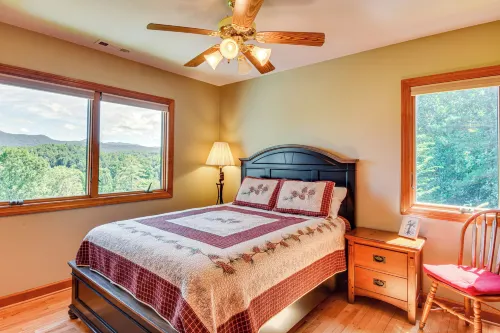 Hilltop Home w/ Panoramic Forest & Mountain Views! - 4 étoiles