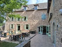 Logis hôtel l'Instant Mont le Viaur فنادق في Laparrouquial