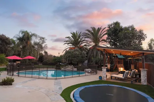 Stunning Private Resort with a Pool and Hot Tub