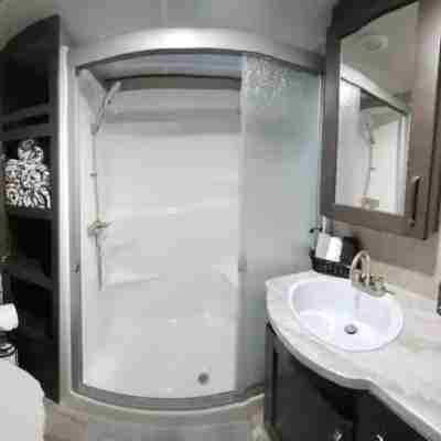 Luxurious 37' 5th Wheel. Enjoy all the fun of Glamping Rooms