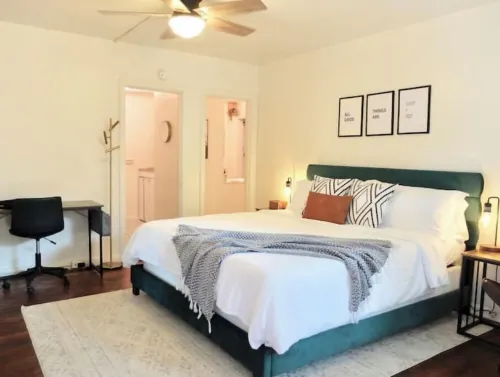 #3 Historic 1930’s studio -King Bed- Kitchenette