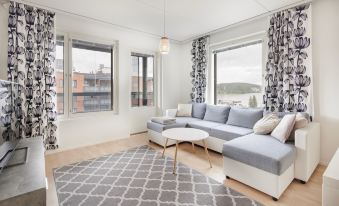 Spacious 2BR Apt - Lake View & Sauna