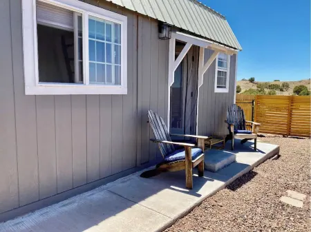 Quaint Tiny Home on Working Homestead-20 mins from Show Low! Отели в г. Тейлор
