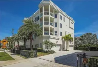 Luxury 2 bed & 2 bath Villa. Next to Siesta Key Village and beach  access 5.