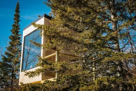 BRAND NEW Lakefront Tiny Home w/ Treehouse Sauna - Jarvi Cabin at Stay Boreal