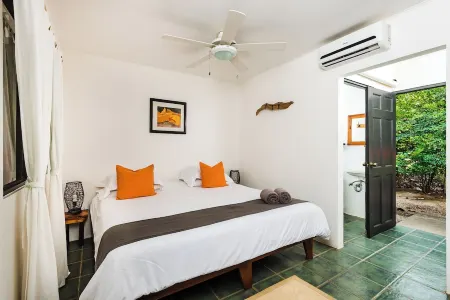 Beach Studio in Playa Grande. Fast WiFi, Cold AC, Full kitchen. Close to beach.