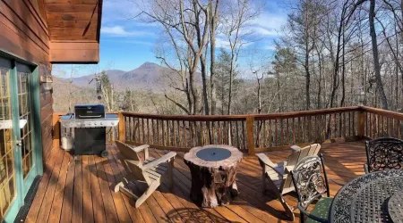 Charming Mountain View Cabin, Rumbling Bald, Lake Lure