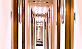 Hotel Midtown Pritam