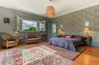 Manor house with tennis court a few minutes from Beuvron sur Auge فنادق في Hotot-en-Auge