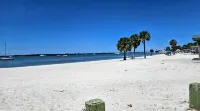Beautiful 2-Bedroom Walk to Beach/Restaurants
