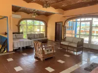 Amplia casa de 6 cuartos, alberca, aire acondicionado, y WiFi. Hotels in La Penita de Jaltemba