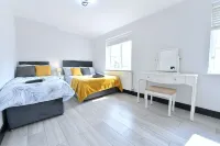 North West London Escape. Modern 3 Bedroom House. Quick to Central London