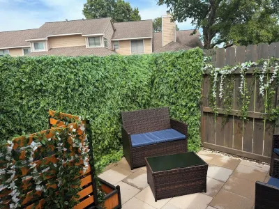 NASA, Lake, and to the Moon 2-bedroom townhome Hotels near Space Center Houston