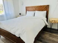 Lakefront Retreat. Saltwater Hot Tube, Dock,Kayaks and Fish Gear Included!