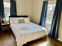 Spring Street Suites C / Stylish 3BD/1BA Apt