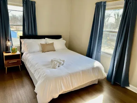 Spring Street Suites C / Stylish 3BD/1BA Apt