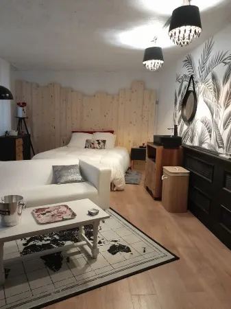 Love-room Avec Jacuzzi Intérieur et Patio à 15 mn des Plages Отели в г. Шателодрен
