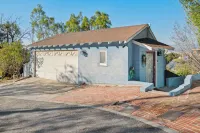 Quiet Mountain Home with Stunning Views near Universal Studios Hollywood