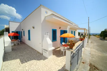 SEPTEMBER IN SALENTO: VILLA 70 METERS FROM THE SEA. Отели в г. Аллисте