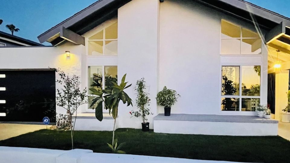 Spacious 4-bedroom house with AC, WiFi in cool Huntington Beach