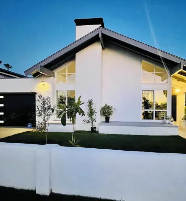 Spacious 4-bedroom house with AC, WiFi in cool Huntington Beach