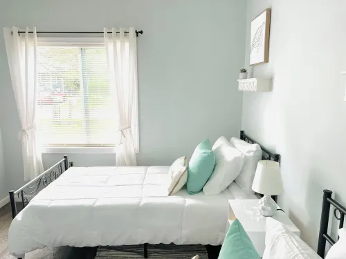 Charming 3-bedroom WALKING distance to BEACH bottom unit of duplex in Edinboro