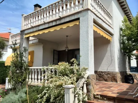 Warner Park and Puy du fou (20 minutes), ideal house for families, board games. Hotels in La Sagra