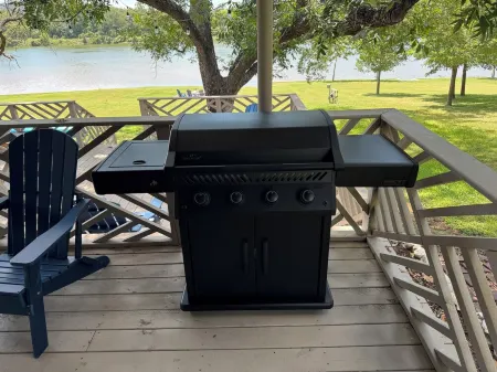 Family-Friendly 3-bedroom house in Kingsland with WiFi, AC, Kayaking & more.