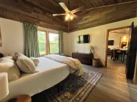Peaceful Boho Retreat Nestled in the Woods – 5 Mins from Downtown