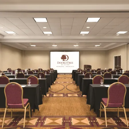 DoubleTree by Hilton Hotel Milwaukee - Brookfield
