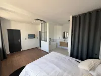 4-star business residence with large private parking area Saint-Parize-le-Chatel 호텔