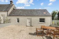 Luxury 2 Bedroom Cottage, with private courtyard and garden. Hotels in Killin
