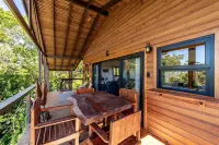 Sea Views, Pool, 5min walk to beach!