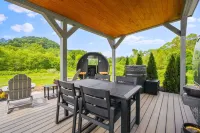 Luxury Airstream Glamping Unit 1 of 6, On-Site Hiking, Private Hot Tub and Sauna